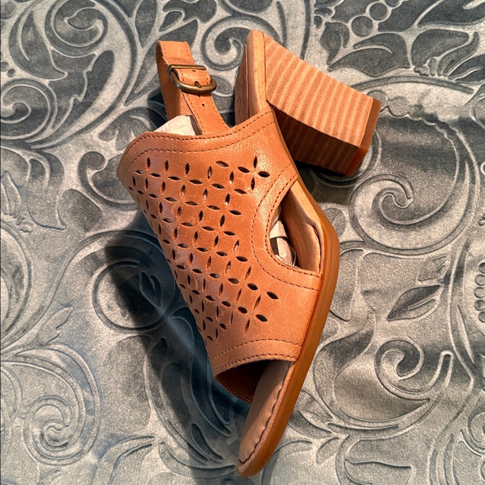 NWT Born Women's Tan Sandals - Genuine Leather Upper Sz 8 - Picture 4 of 14